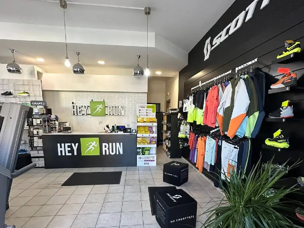 Dentro il negozio: il bancone heyrun e la parete delle scarpe