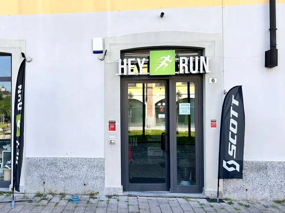 La vetrina di heyrun con l’insegna, in via Fratelli Scholl 6